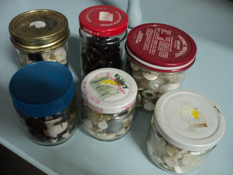 lot 262 image: 6 jars of Buttons...