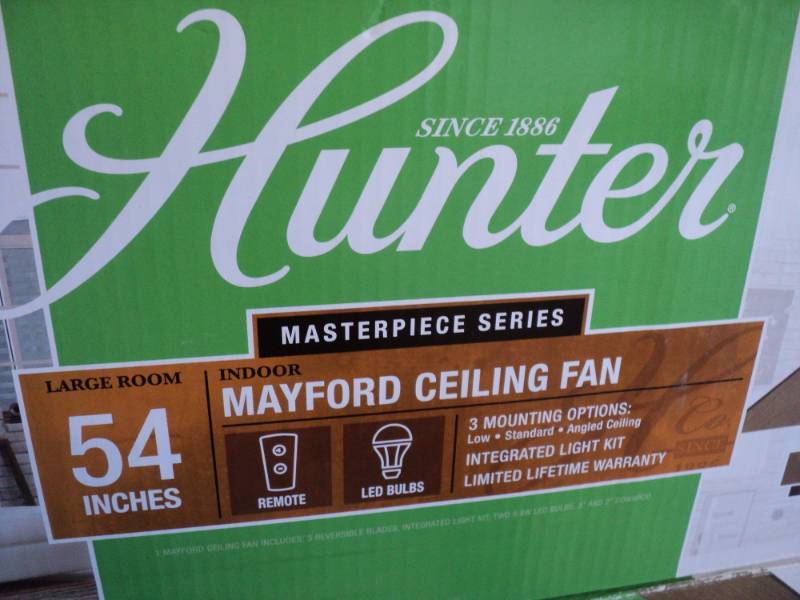 lot 370 image: Hunter 54 Mayford Ceiling Fan with...