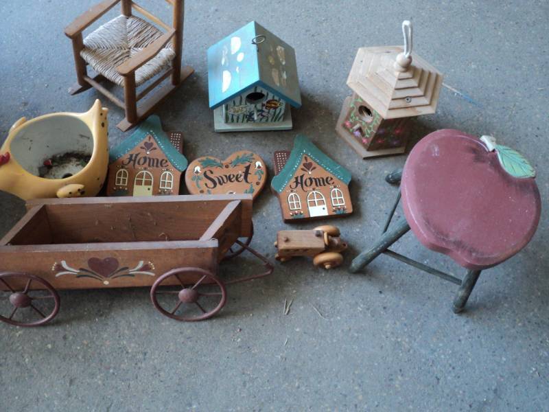 lot 389 image: Bird Houses, planter and dcor...