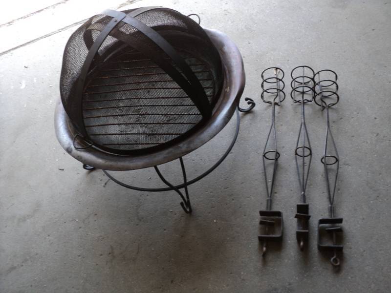lot 391 image: Metal Fire Pit and 3 Deck Metal Lig...