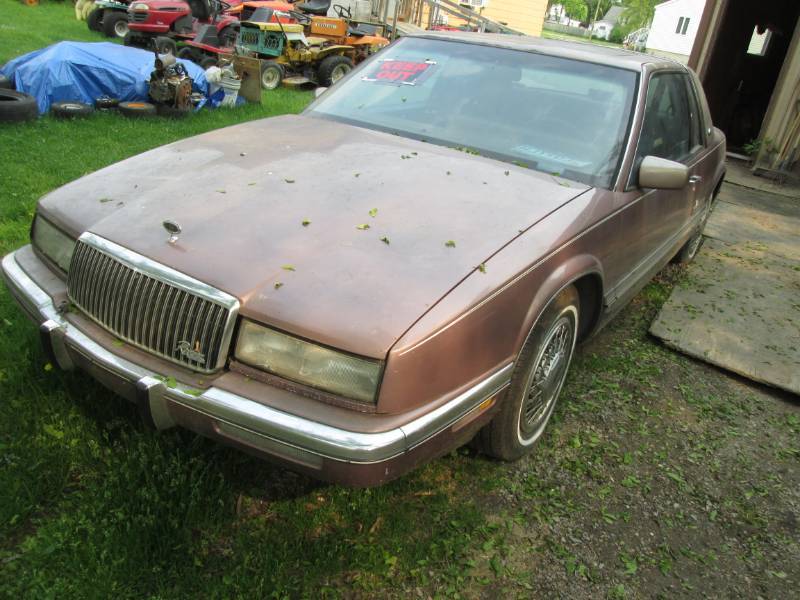 lot 1 image: 1989 Buick Riviera V-6 fuel injection engine, Sunroof