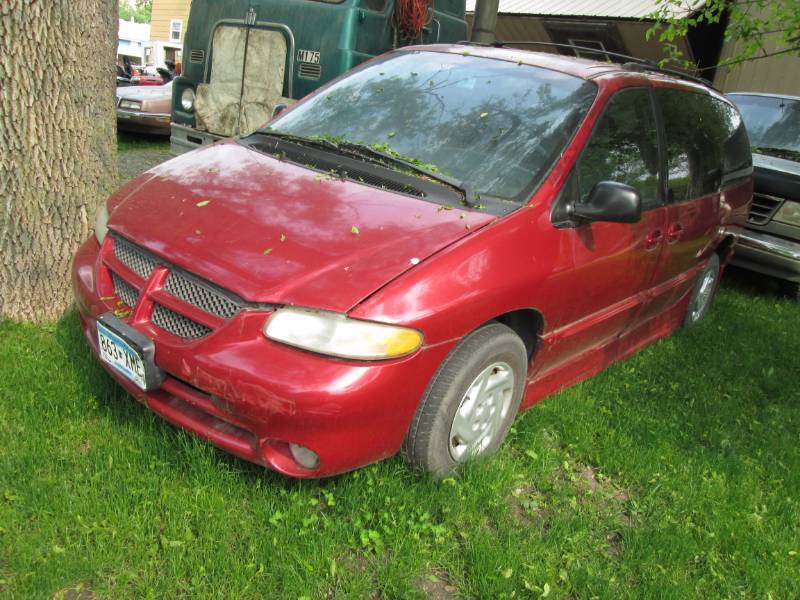 lot 2 image: 2000 Dodge Caravan, handicapped accessible lift,