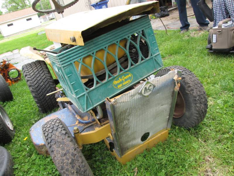 lot 5 image: Allis Chalmers riding tractor, no m...