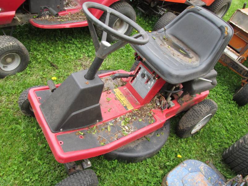 lot 6 image: Murray riding lawn mower, 8 HP Moto...