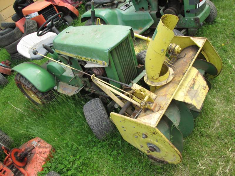 lot 15 image: John Deere 112 Type T231 with snow ...