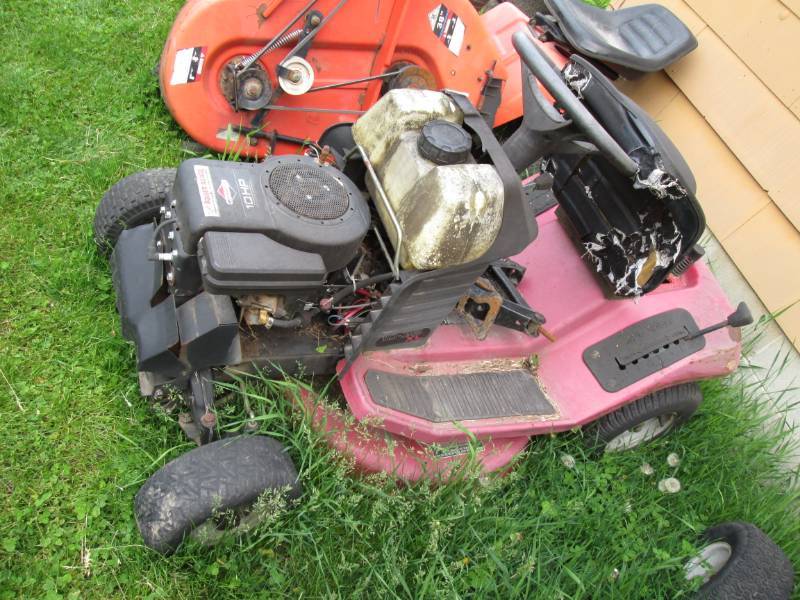lot 20 image: Toro Wheel Horse mower, 10-32 XL re...