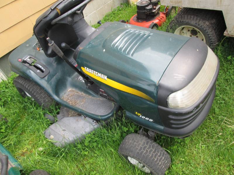 lot 22 image: Craftsman LT 1000 mower, 42 deck, ...