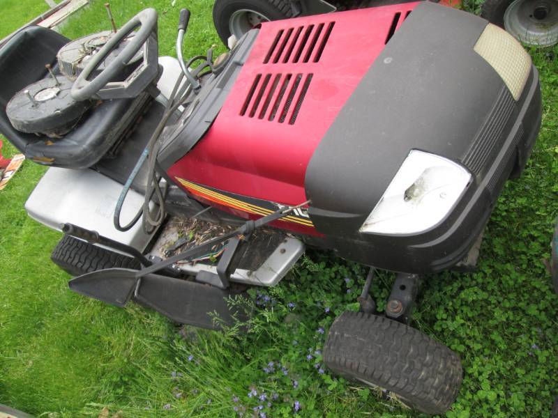 lot 24 image: Murray 18 HP mower with 46 deck...