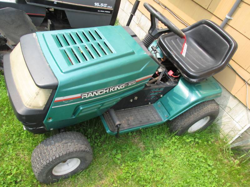 lot 29 image: Ranch King 14.5 HP Briggs & Stratto...