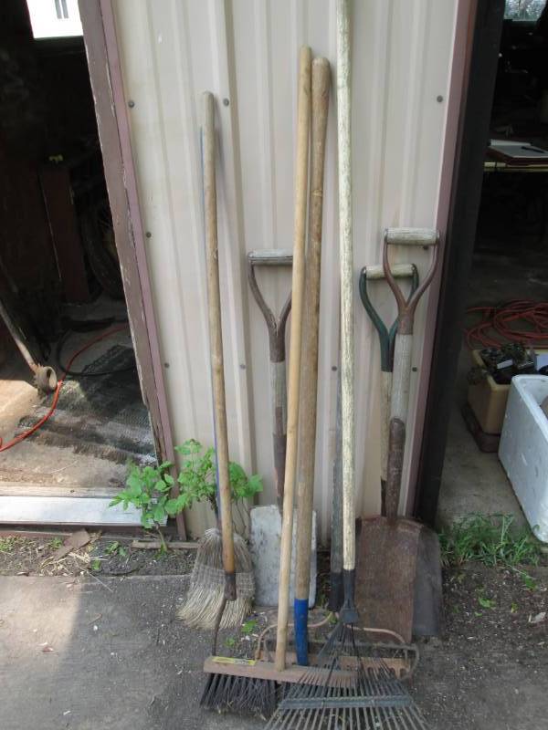 lot 48 image: Yard tools including 3 rakes, 3 sho...
