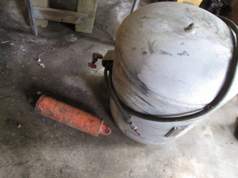 lot 51 image: Pressure Tank, hydraulic cylinder...