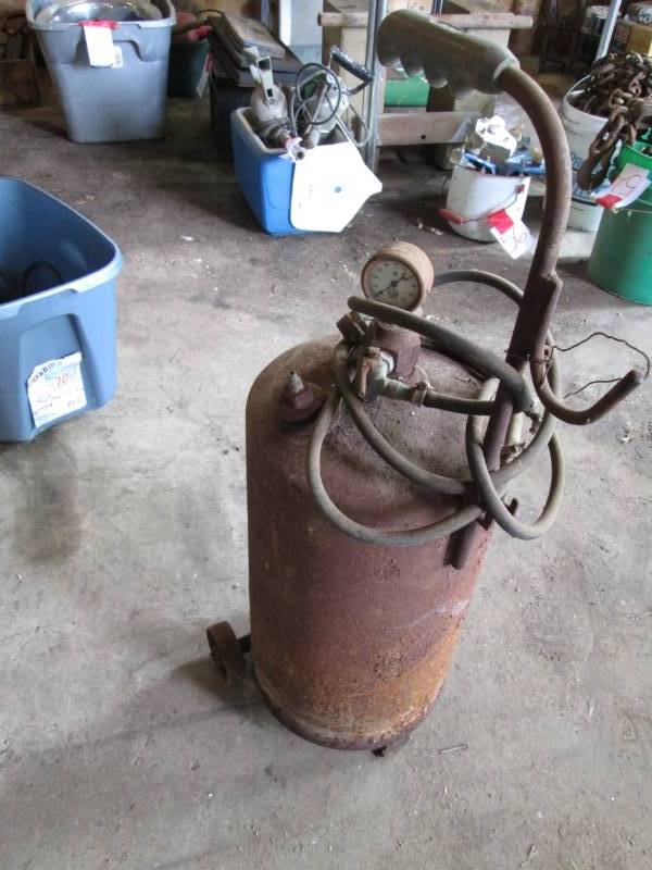 lot 64 image: Portable pressure tank on wheels...