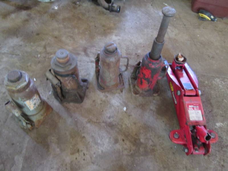 lot 67 image: 4 Bottle jacks, 1 floor jack...