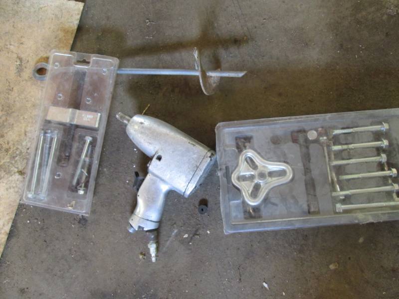 lot 80 image: Hand tool, puller gear and pulley...