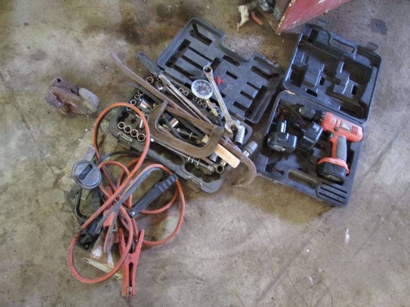 lot 82 image: Misc auto hand tools...