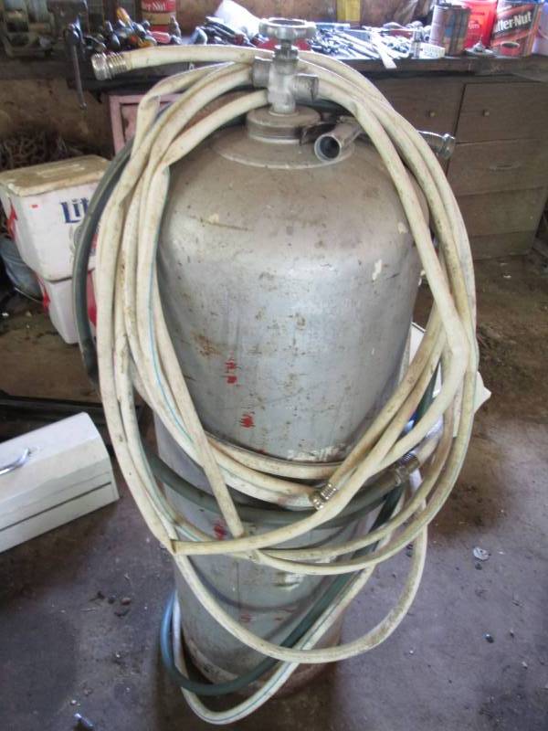 lot 85 image: 100 lbs portable LP tank & garden h...
