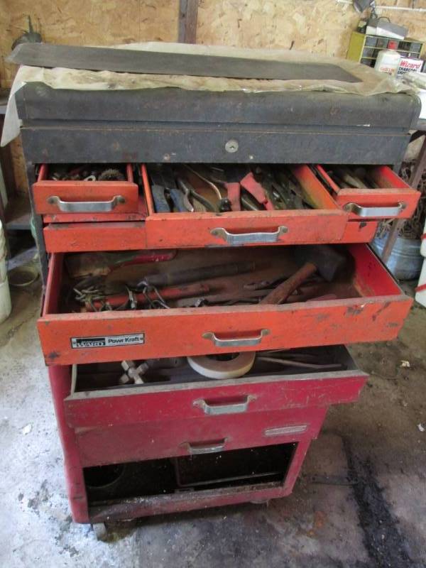 lot 86 image: 2 tool chests 2 assorted tools, Mon...