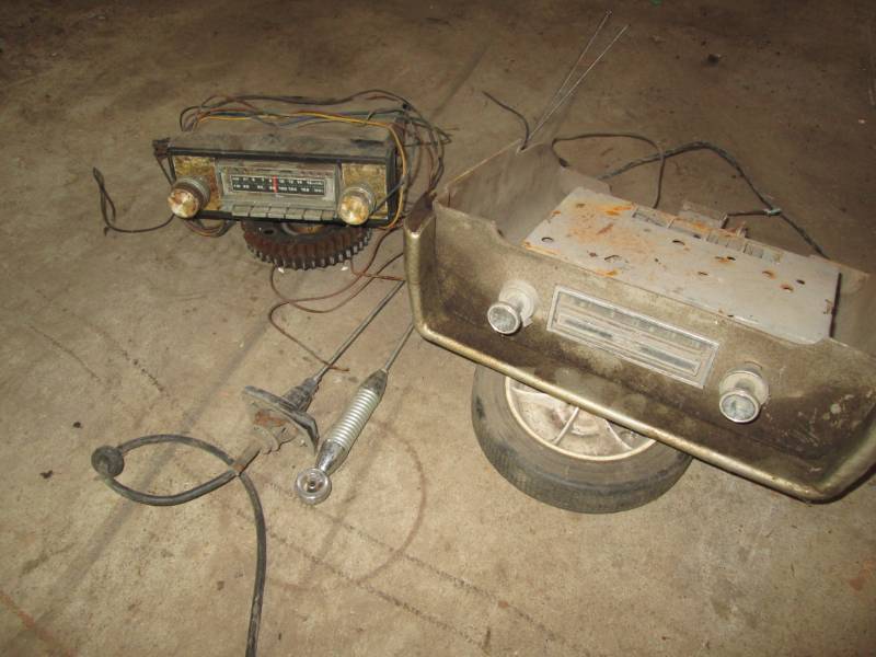 lot 90 image: Vintage radios with antennaes (2)...