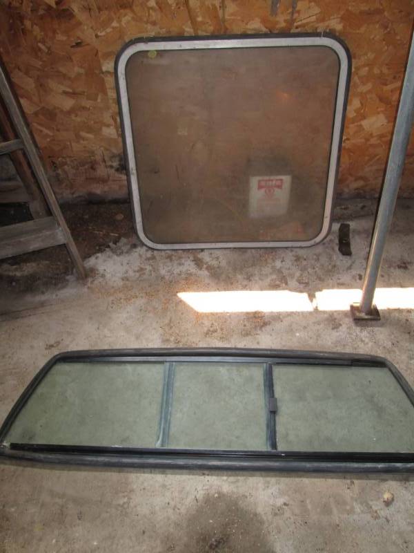 lot 100 image: Mid 80s rear window for pickup - 3...