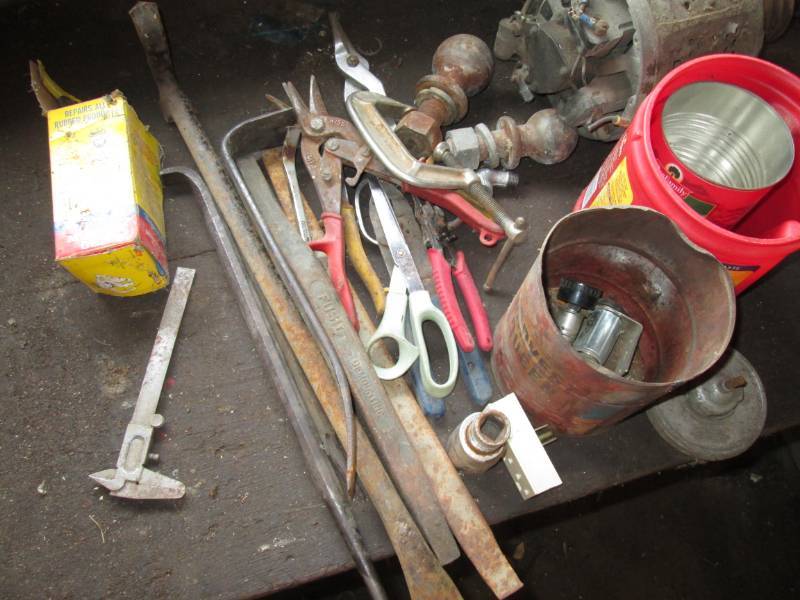 lot 105 image: Generator with assorted tools, coff...