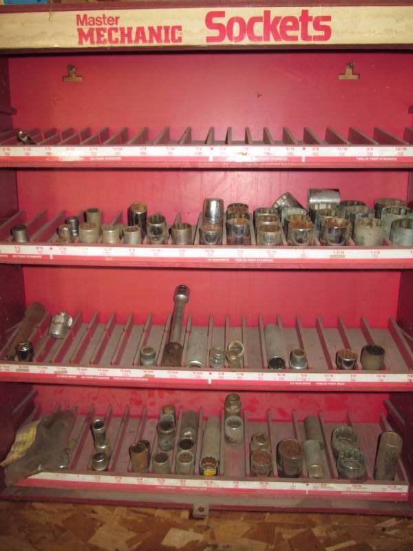 lot 107 image: Master Mechanic wall mounted socket...