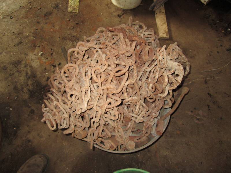 lot 125 image: Galvanized bucket, chains and metal...
