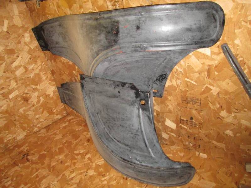 lot 130 image: Model T - 1924 Front fenders, no r...