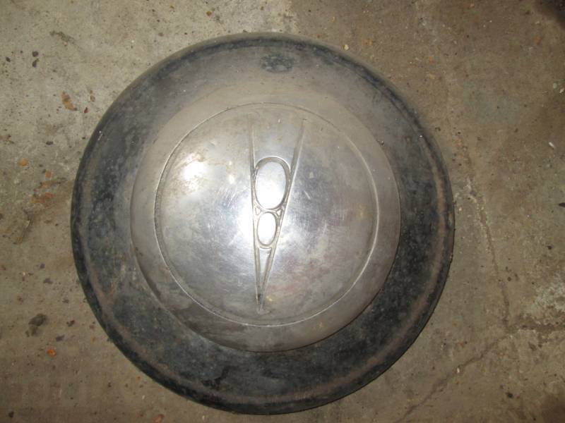 lot 140 image: Ford 30s V8 hub cap...