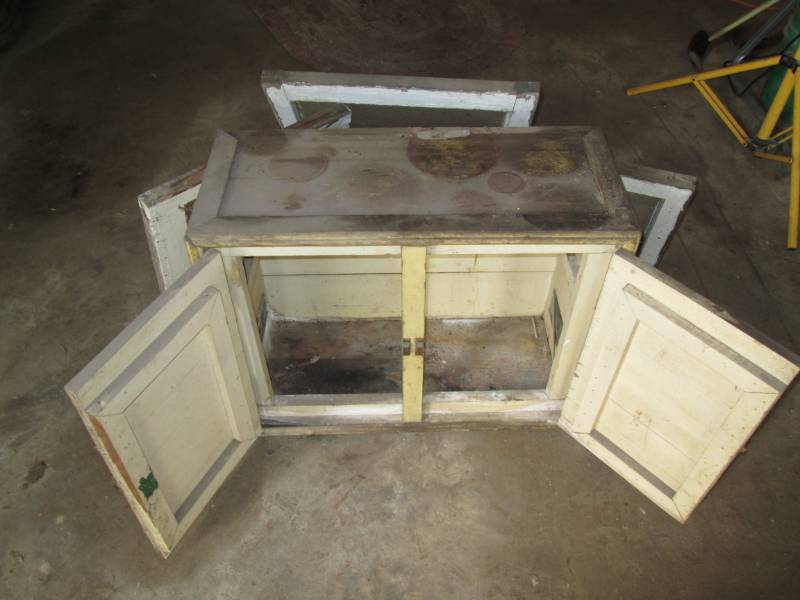 lot 149 image: Vintage cabinet with 3 windows...