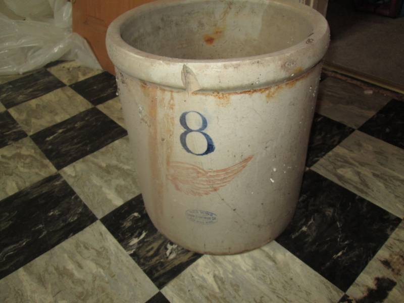 lot 168 image: Vintage crock Redwing #8...