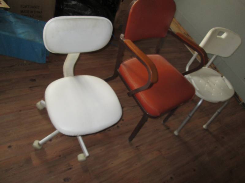 lot 182 image: Lot of 3 chairs - orange white desk...