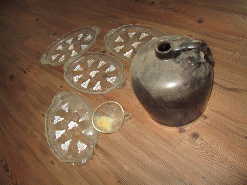 lot 181 image: Brown jug, 4 glass plates...