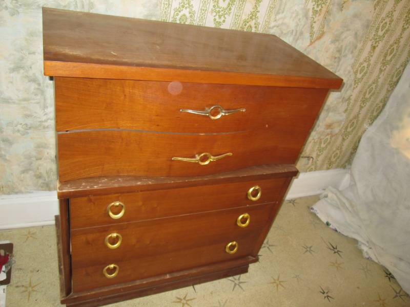 lot 183 image: 4 drawer chest of drawers with gold...