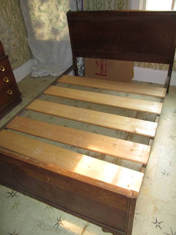 lot 184 image: Full size bed with headboard and fo...
