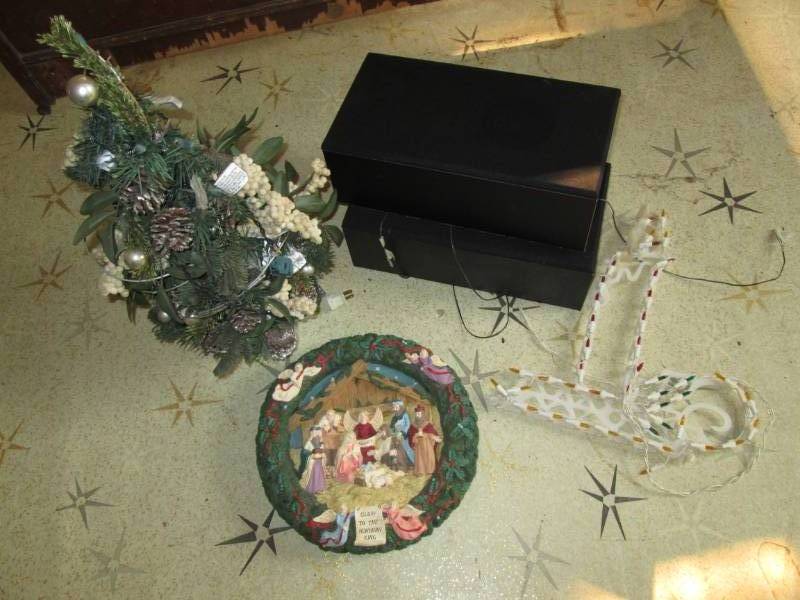 lot 186 image: Christmas tree, speakers, Christmas...