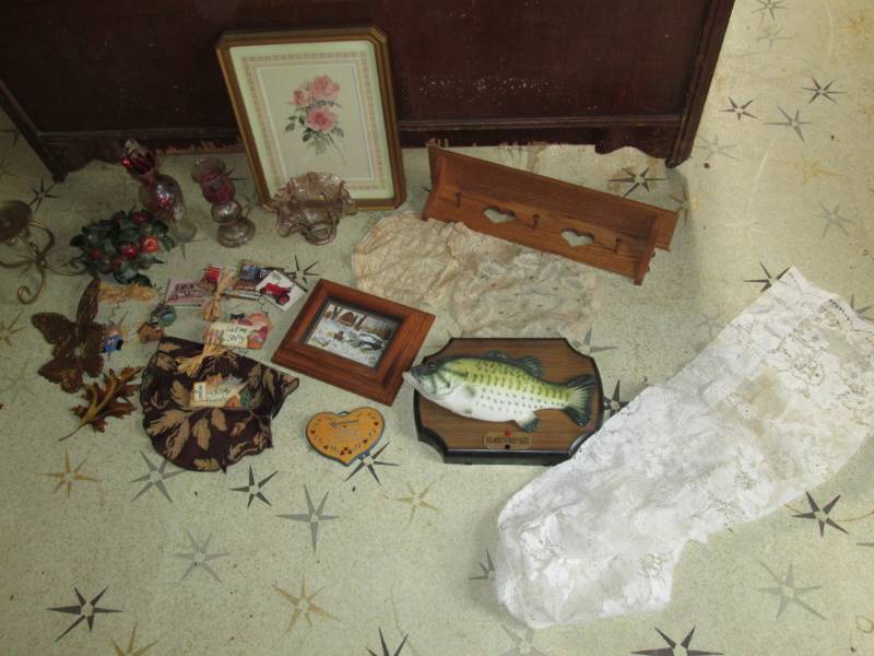 lot 192 image: Household dcor, Billy Bass...