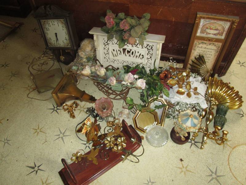 lot 196 image: Home interiors wall items, Vintage,...