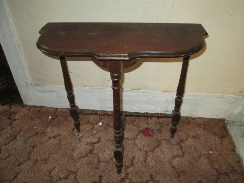 lot 212 image: Small wood nightstand...