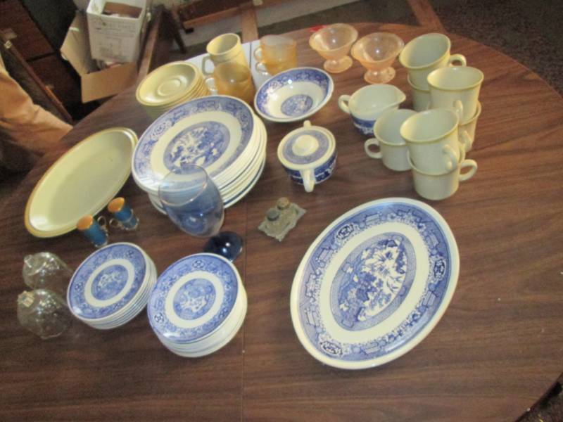 lot 213 image: Blue Willow china and stoneware - 4...