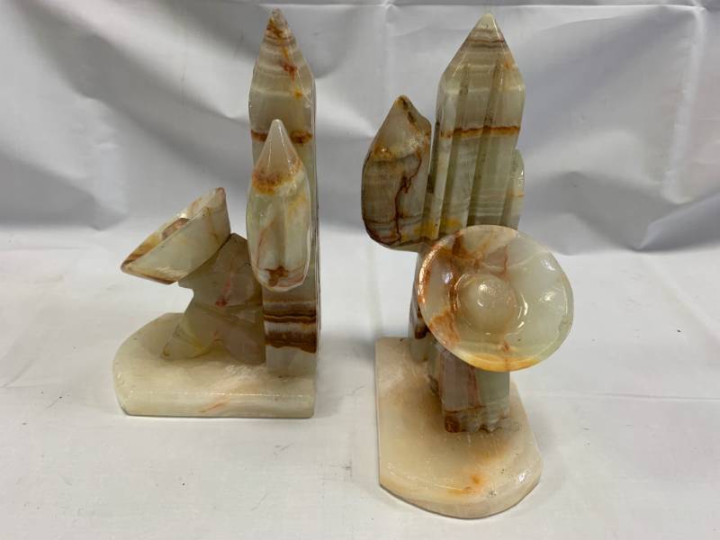lot 22 image: Lot of 2 Vintage Marble Bookends
