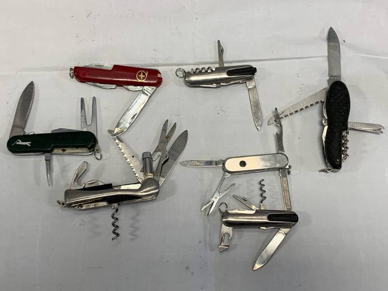 lot 39 image: Lot of 7 Multitools