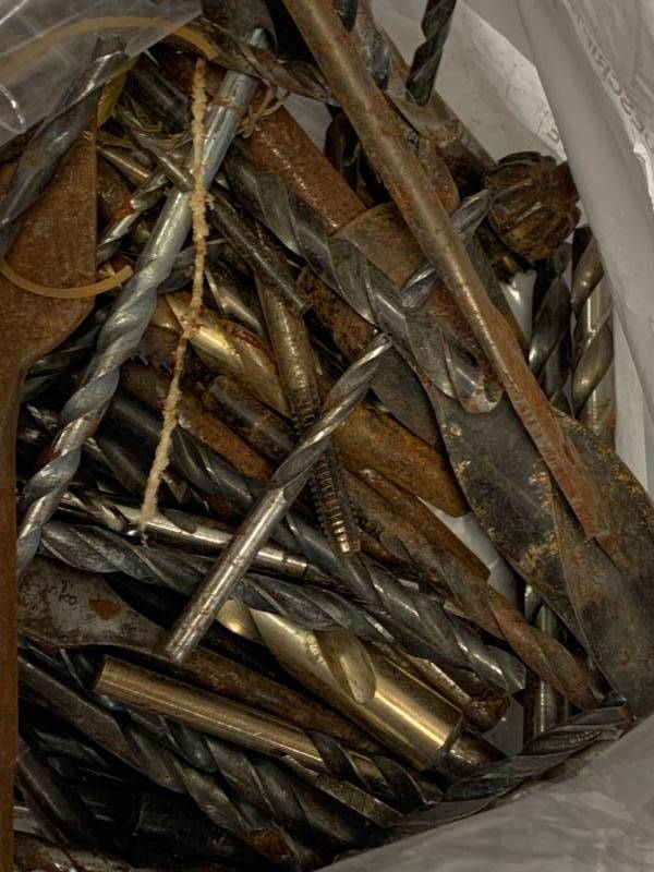 lot 82 image: 5 lbs 12 oz Mix of Drill Bits