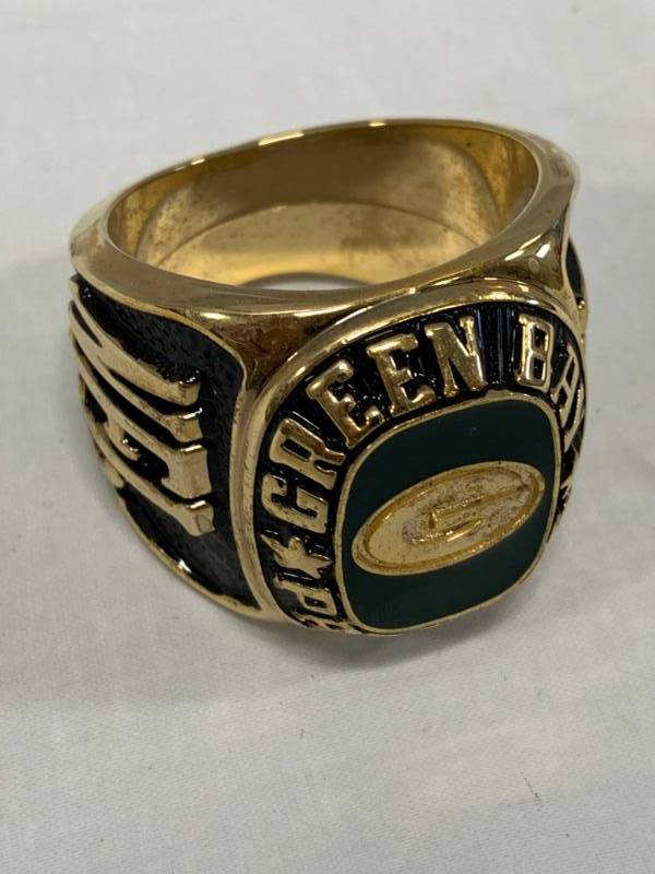 lot 96 image: Green Bay Packers Giant Ring (officially licensed)