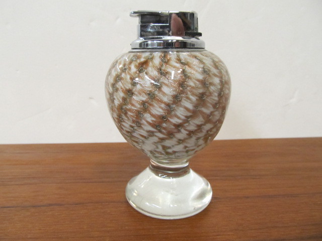 lot 19 image: Vintage Mid Century Controlled Bubble Art Glass Table Lighter