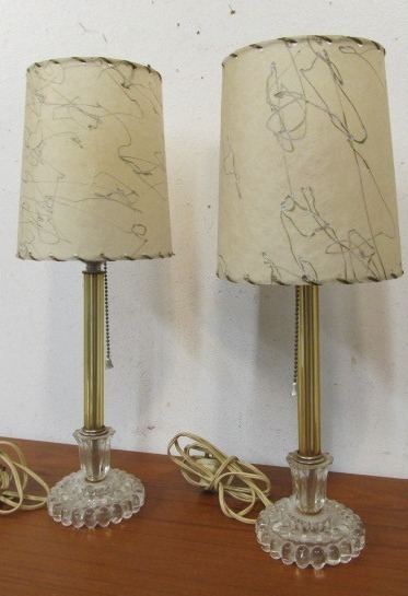 lot 26 image: Pair of Mid Century Fiberglass Shade Desk Lamps