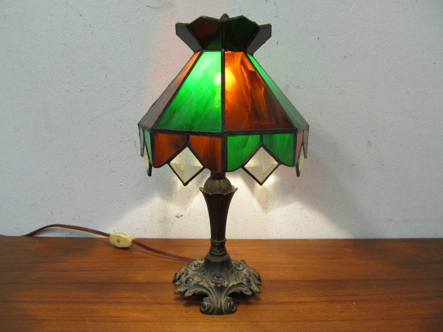 lot 33 image: Small Vintage 1970s Stained Glass Signed Loevsky & Loevsky Desk Lamp