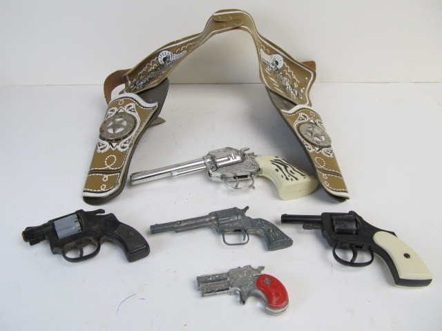 lot 48 image: Vintage Toy Cap Guns & Holster Set