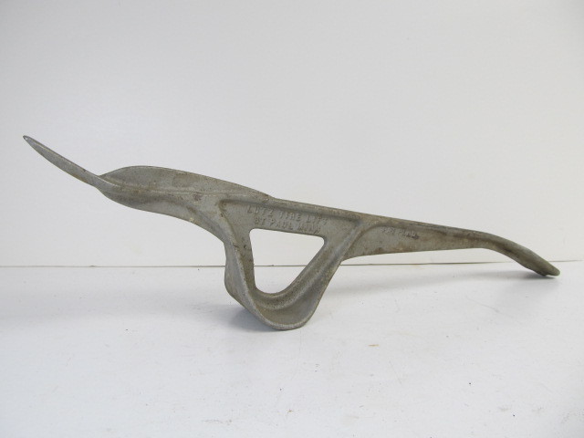 lot 54 image: Vintage LUTZ Tire Lift - Made in Saint Paul