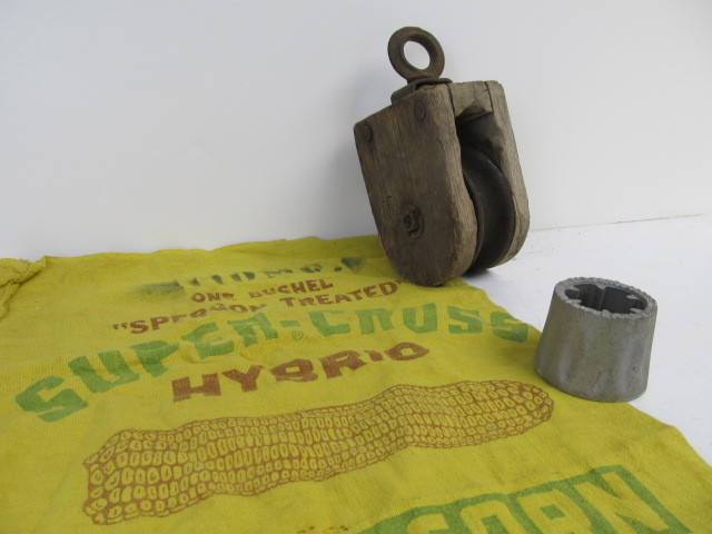 lot 57 image: Vintage Feed Sack Pulley & Corn Sheller