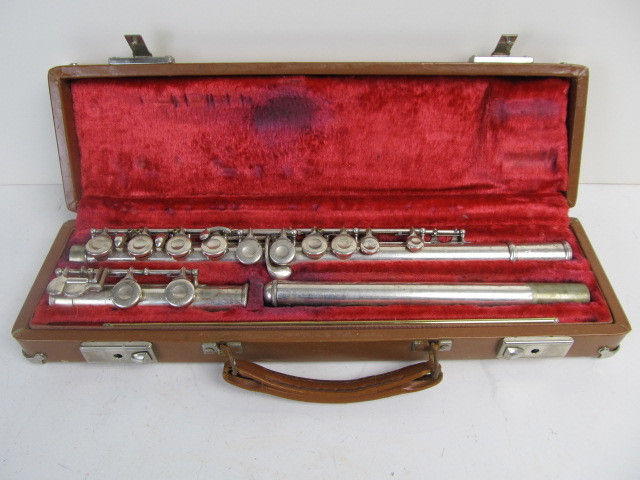 lot 70 image: Vintage ARTLEY 105 Flute wCase